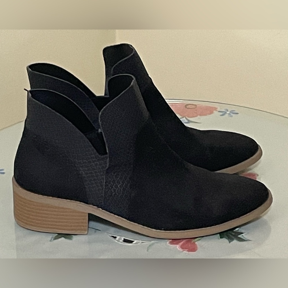 American Eagle Women’s Black Suede Ankle Boots Size 8